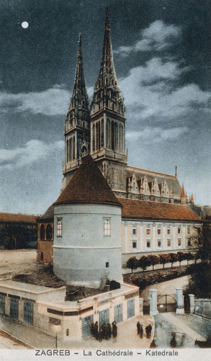 Katedrala oko 1932. godine. Rijetko viđena vizura mesnice i trgovačkih prostora kod ulaza u Nadbiskupski vrt